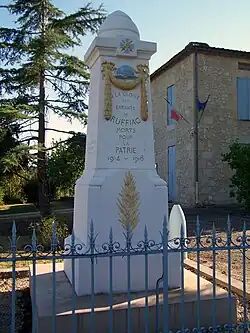 Le monument aux morts près de la mairie (sept.&nbsp;2012).
