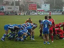 Photo des deux packs se préparant à la mêlée.