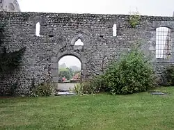 Mur sud en moëllons de schiste.