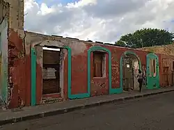 Ce bâtiment, un des derniers vestiges de l'usine Darboussier, occupe l'adresse officielle du site : 11, rue Raspail, à Pointe-à-Pitre.