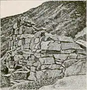 Photographie en noir et blanc de vestiges de murs d'une église