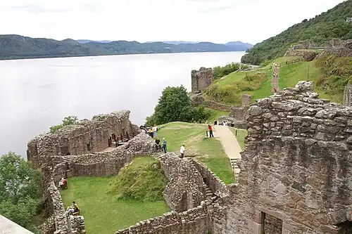 Vue depuis la tour Grant, avec la série de bâtiments au premier plan et le donjon en haut à droite.