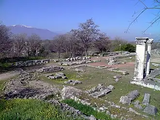 En vert couvert de blocs gris, le transept