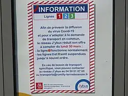 Photographie en couleurs d’une affiche d'info trafic sur un arrêt de bus.