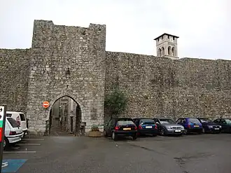 Porte sud-est avec remparts.