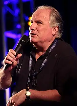 Rupert Vansittart interprète Yohn Royce.