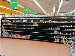 Rupture de stock partielle de boîtes de conserve dans un supermarché de San Luis Potosí, la veille de la mise-en-quarantaine de l'État de San Luis Potosí, au Mexique, 20 mars 2020.