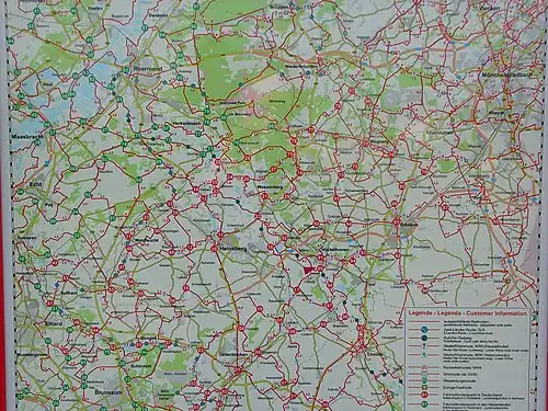 Un panneau néerlandais montrant les nœuds néerlandais en vert (en haut à gauche) et les nœuds allemands en rouge. Le réseau est international.