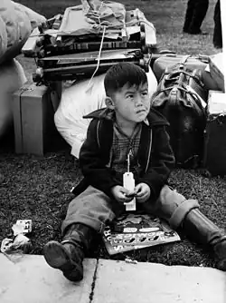 Un enfant avec une pancarte « Tagged for evacuation », Salinas, Californie, mai 1942. Photo de Russell Lee.