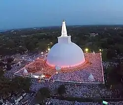 Le Grand Stupa Ruwanwelisaya, construit par le roi Dutugemunu (terminé en 140 av. J.C). Vue lors d’une cérémonie en  2016. (Ill. se rapportant aux chap. 28 et 29)