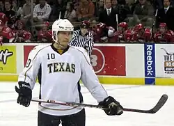 Photographie d'un joueur de hockey sur glace.