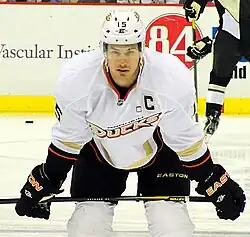 Photographie d'un joueur de hockey de face avec un maillot blanc