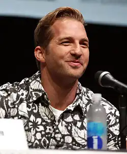 Ryan Hansen interprète Dick Casablancas