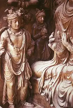 Bodhisattva et Bouddha prêchant. IVe – Ve&nbsp;siècle. Terre séchée, traces de polychromie. Stupa 26 de Tapé-Shotor, site de Hadda,1976 (détruit)