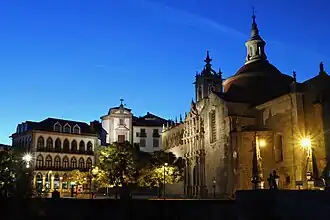 La place de la République avec l'église et le couvent Saint-Gonzalde&nbsp;(pt) (São Gonçalo).