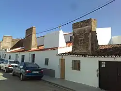 Photographie de maisons de ville avec la cheminée typique d'Olivence.