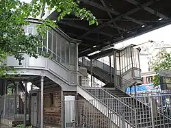 Escaliers montant vers les quais.