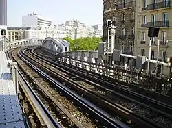 Virage de la ligne 6 à la sortie est de la station en direction de Pasteur.