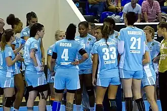 Avec ses joueuses de l'OGC Nice lors d'un temps mort.