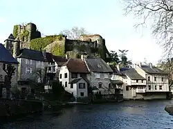 L'Auvézère baigne le bourg de Ségur-le-Château.