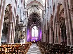 Vue intérieure de la nef vers le chœur.