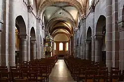 Photographie de la nef de l'église Sainte-Foy.
