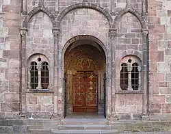 Le portail principal roman du XIIe&nbsp;siècle.