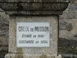 La plaque de son piédestal.