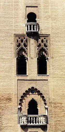 Giralda : Grand arc polylobé brisé et arcs recti-curvilignes.