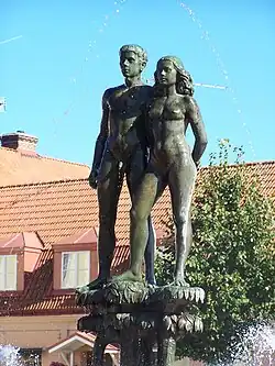 Ask och Embla statue de 1948 par Stig Blomberg. Sölvesborg, Suède.
