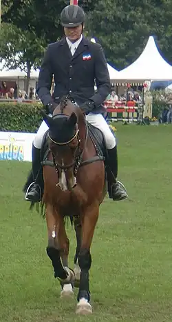 Sören von Rönne sur son cheval, de face