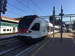 Stadler FLIRT RABe 524 à quai en gare de Varèse. Il assure un train S40 reliant Côme San Giovanni à l'aéroport de Malpensa.