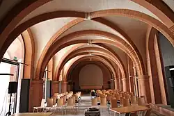 Saint-Jean : grande salle sur croisées d'ogives, reconvertie plus tard en écurie.