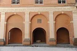 Saint-Jean : arcades dans la cour.