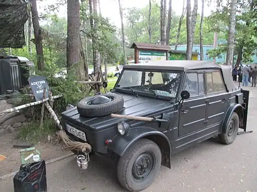 Entrée du complexe, avec exposition d’un véhicule.