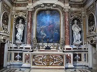L'une des chapelles de l'église, avec décor presque exclusivement de marbre très finement ouvragé.