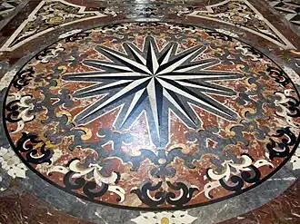 Marqueterie de marbre au sol au centre de la nef.