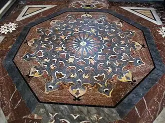 Marqueterie de marbre au sol.