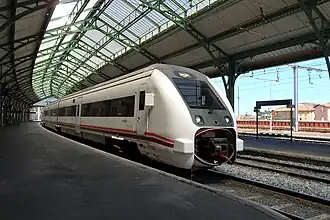 Train de type 449 à écartement large en gare.