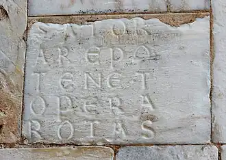 Dalle de pierre du côté nord de la cathédrale de Sienne (Italie).