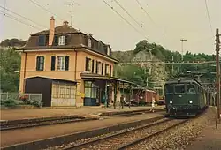 La gare d'Eclépens en 1992 avec un train à quai.