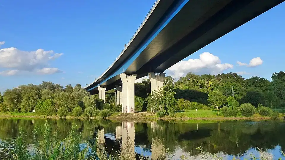 Le Viaduc de Schengen sert à franchir la frontière entre l'Allemagne et le Luxembourg.