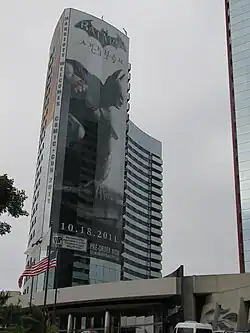 Façade d'un bâtiment recouverte d'une affiche avec Batman et le nom du jeu.
