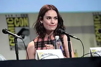 Lily James est Ella, dite Cendrillon