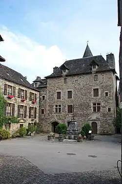 Côté nord, place de l'Olm.