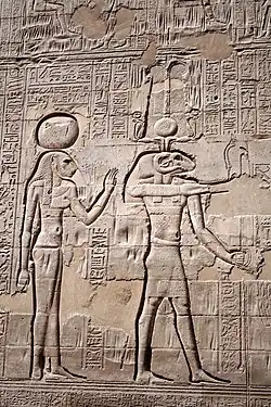 Menhit à gauche avec Khnoum à droite,sur un mur d'un temple à Esna