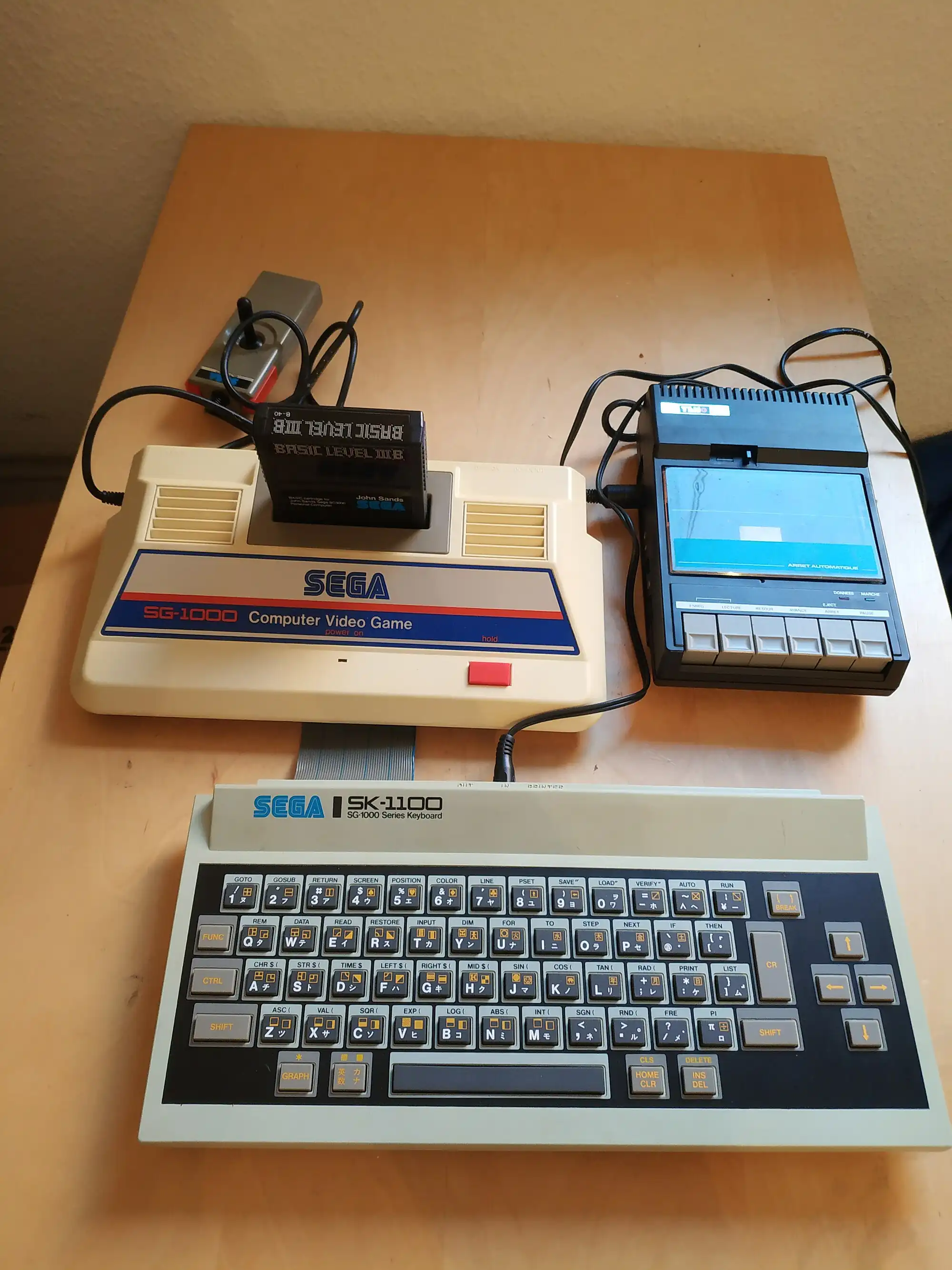 Photographie d'une console de jeux vidéo, d'un enregistreur de données et d'un clavier