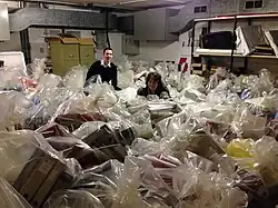 Deux archivistes faisant du tri d'archives dans un local.