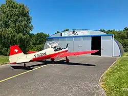 Hangar-atelier de SIBA, une entreprise de maintenance et de services en avionique, avec un Bölkow Bo 207, l’exemplaire n° 290 immatriculé en France « F-GZXM ».