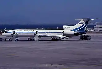 RA-85693, l'appareil impliqué dans l'accident, ici à l'aéroport international d'Hellinikon en 1997.